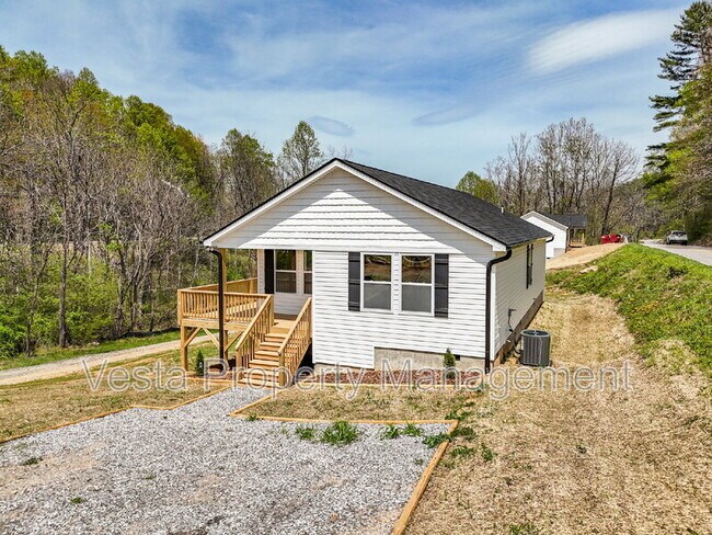 Building Photo - 4 Meadows Town Rd