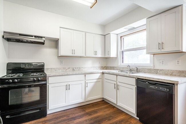 Building Photo - Spacious 3 Bedroom 1Bath Lower Duplex in P...