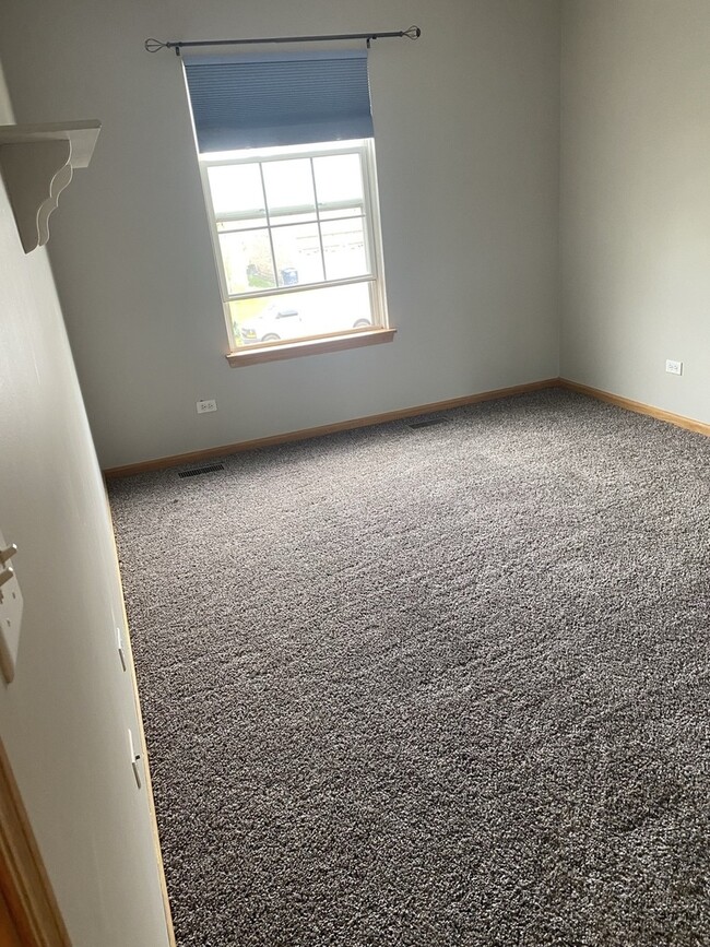 Building Photo - 718 Meadow Dr