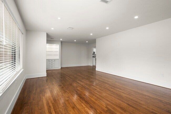 Building Photo - 6 Pom Ct