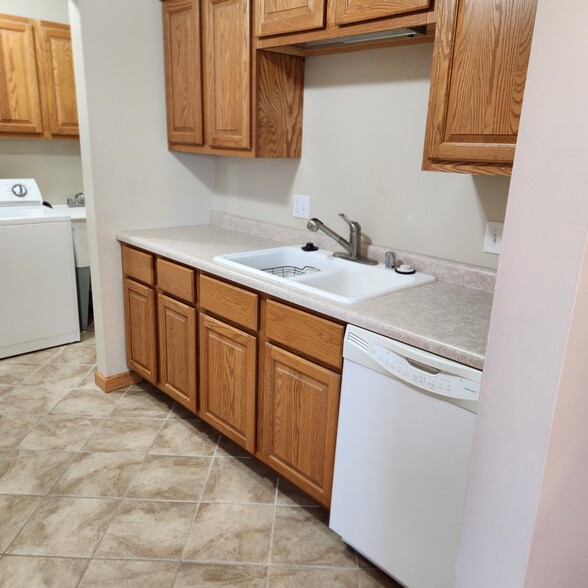 Kitchen - 524 Marshal Ct
