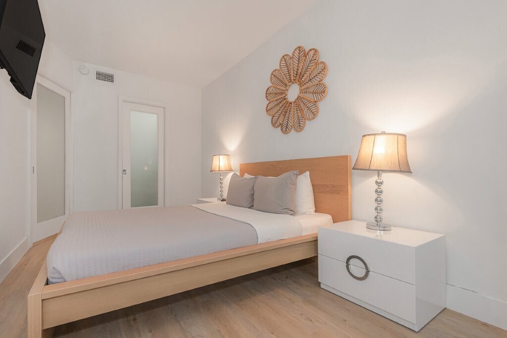 Building Photo - 2301 Collins Ave