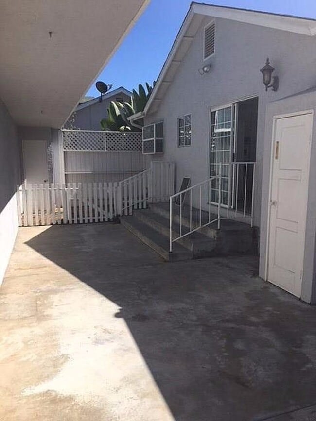 Building Photo - Spacious Beach House