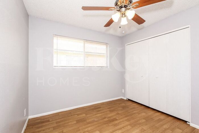 Building Photo - 2208 W Dahlia Dr