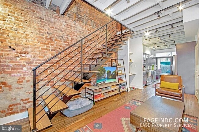 Building Photo - 1421 1st St NW