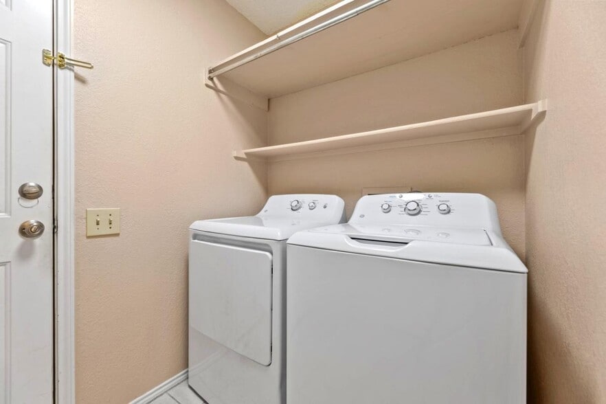 Building Photo - Stylish Fort Worth Home Near Chisholm Trail!