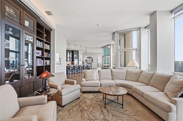 Building Photo - 500 Throckmorton St