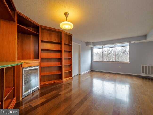 Building Photo - 10101 Grosvenor Pl