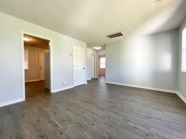 Building Photo - Welcome to Elm Street!