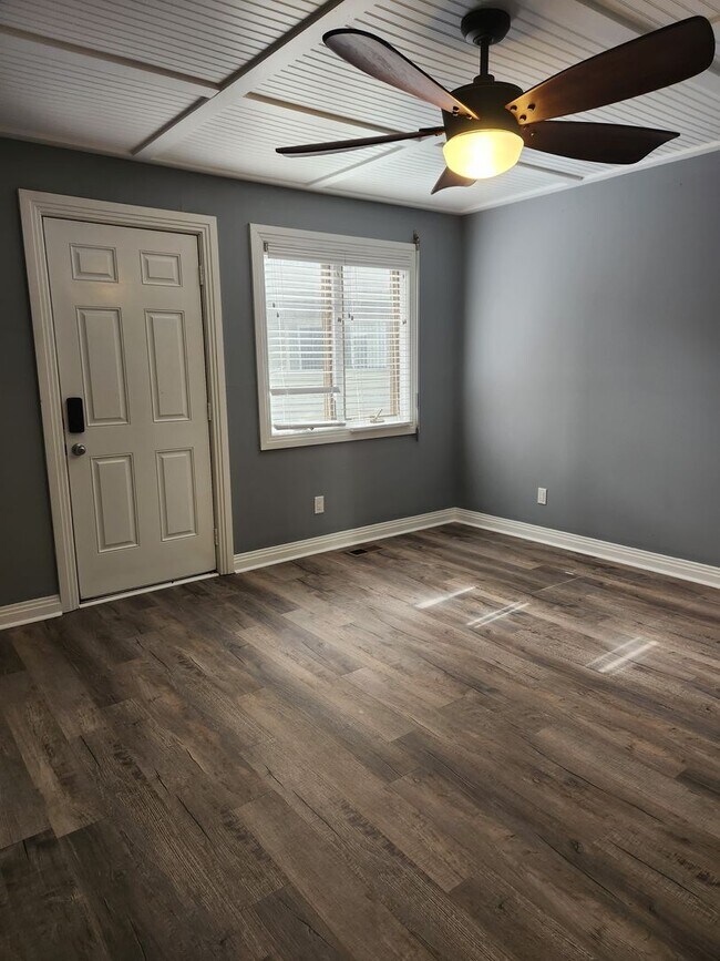 Building Photo - THE LANDINGS CONDO