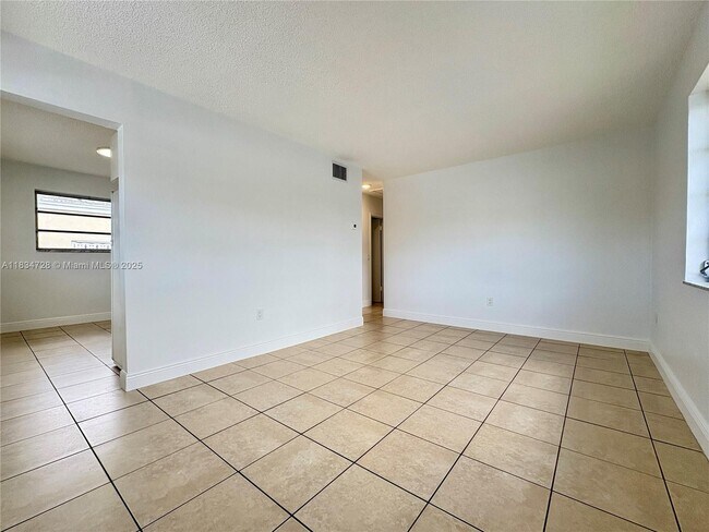Building Photo - 1434 SW 22nd Ave