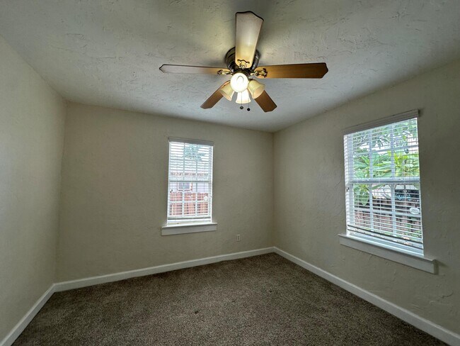 Building Photo - 227 Foresteria Dr