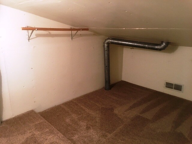 Building Photo - WELL MAINTAINED 2 BR, 2 BA TOWNHOME BY VAN MALL AREA!