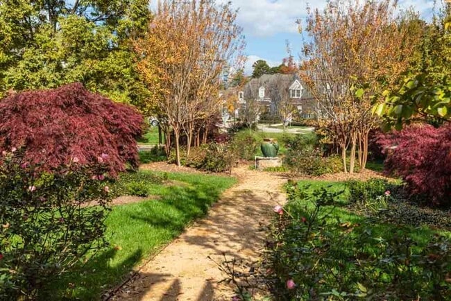 Building Photo - The BEST North Hills Condo!