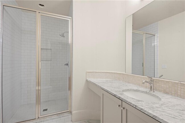 Building Photo - 689 Fraser St SE