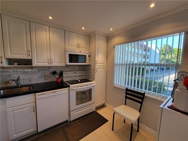 Building Photo - 3774 Inverrary Blvd