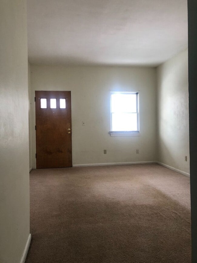 Building Photo - Cute 2 bedroom house next to park!