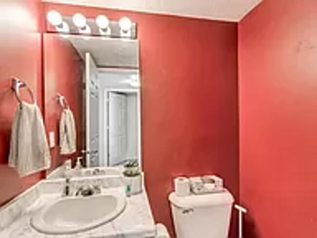 Building Photo - Available Now!   4 bedrooms, 3 1/2 baths PLUS Large Bonus Room