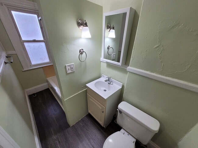 Building Photo - $1400 - All Inclusive Studio / 1 Bath Apar...