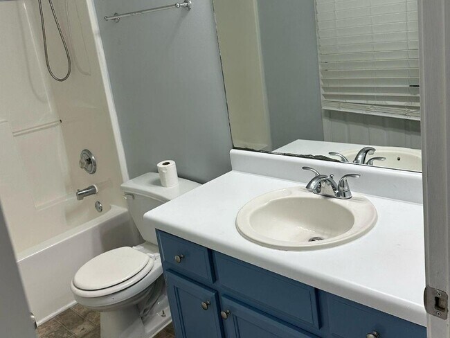 Building Photo - 1261 Lakeview Rd