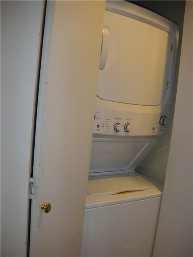 Building Photo - Gables 11 - 2 Bed - 1 1/2 Bath - 2 Car Personal Garage