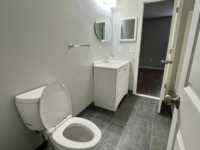 Building Photo - this beautiful 2 bedroom/1.5 bathroom townhouse apartment