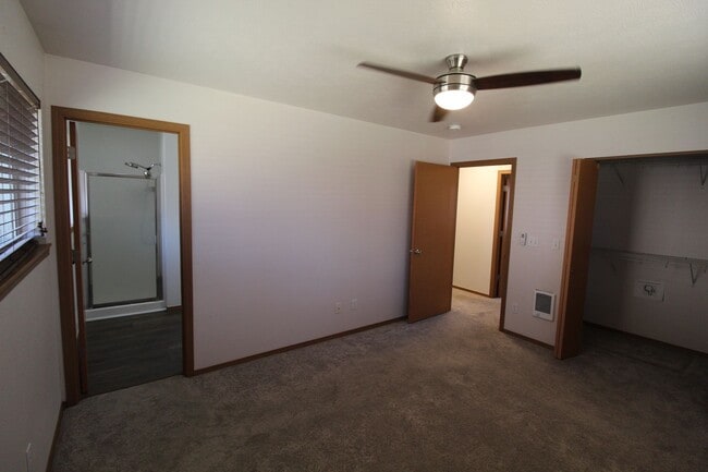 Building Photo - 6021 N Addison St