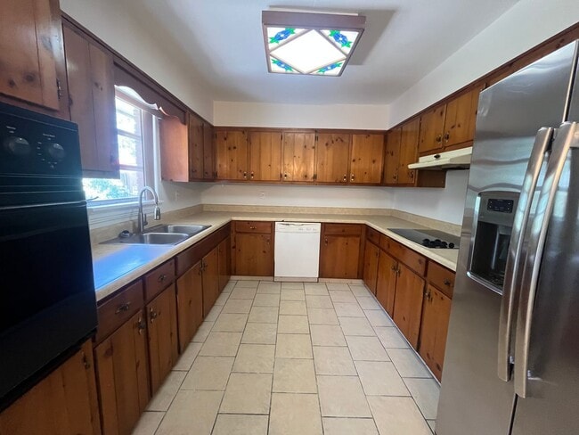 Building Photo - Charming 5-Bedroom Brick Home on Spacious ...