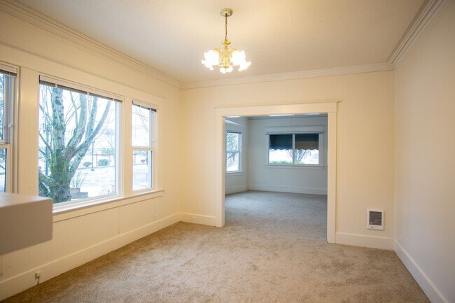 Building Photo - Gorgeous 2-Bedroom Corner Flat in 1911 Fou...