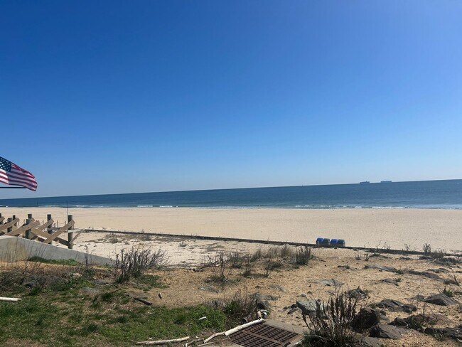 Building Photo - Large 5 Bedroom Single Family House Available in Long Branch!