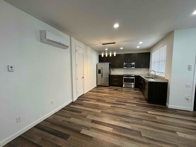 Building Photo - 336 E 1st Ave