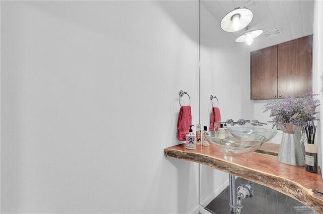 Building Photo - 21 W Holland Ave