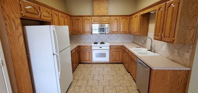 Building Photo - 5600 Elmwood Pl
