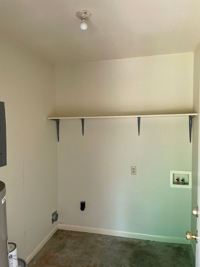 Building Photo - 2 Bedroom 1 Bath Duplex in West Tyler! Tour Today!