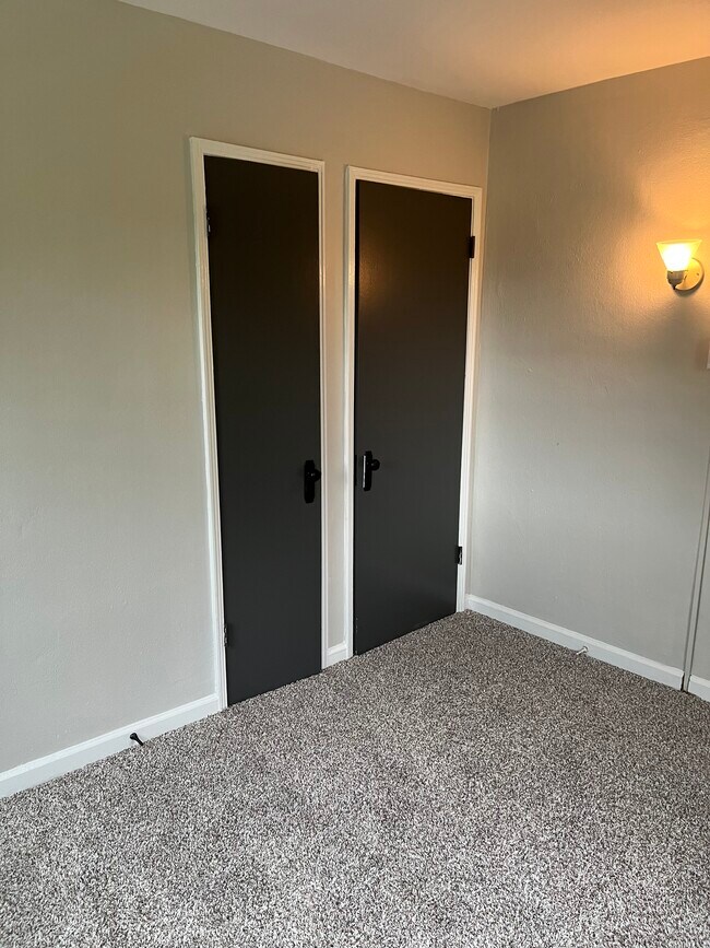 Building Photo - 539 Hadley Ave