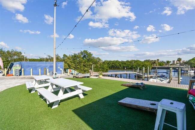 Building Photo - 2700 Cove Cay Dr