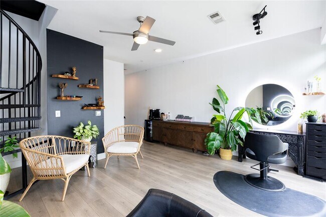 Building Photo - 2213 Poquito St