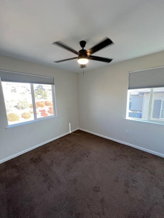 Building Photo - Freshly Painted Larger End Unit Condo for Rent!