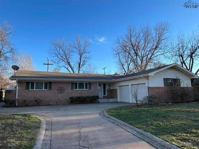 Building Photo - 2711 Chase Dr