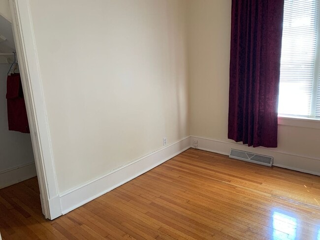 Building Photo - 417-419 E Canedy St