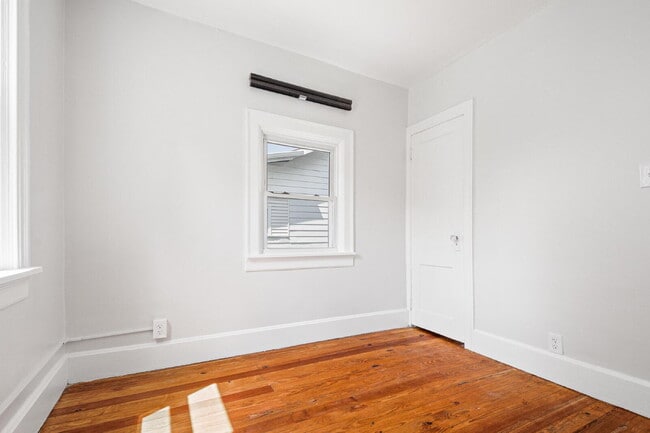 Building Photo - 4637 Alpine Ave