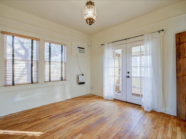 Building Photo - 2 Bedroom 2 Bathroom