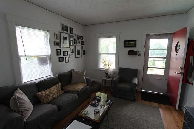 Building Photo - Beautiful 2-bedroom Charmer in Aksarben