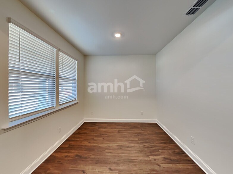 Building Photo - 618 Rivermist Dr