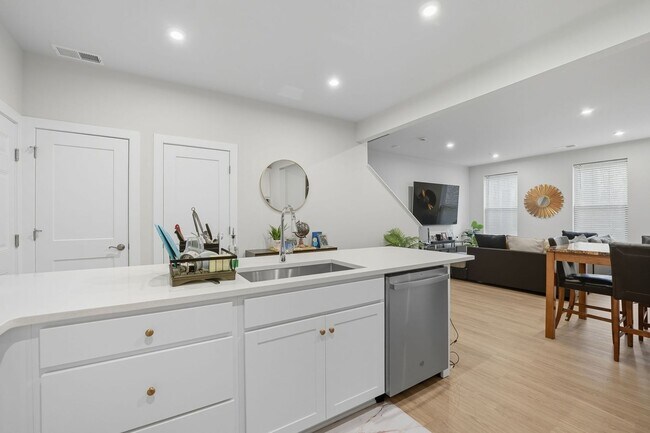 Building Photo - 707 Thomas Ln