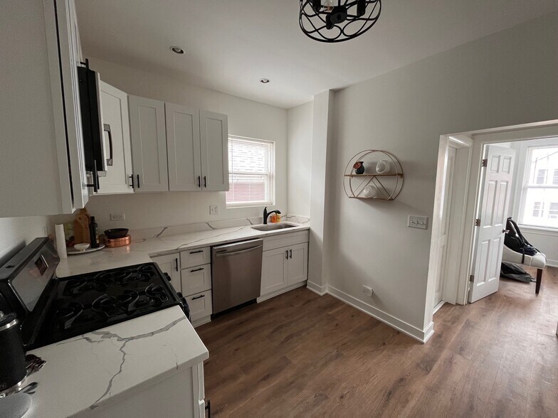 Building Photo - 1518 W Augusta Blvd