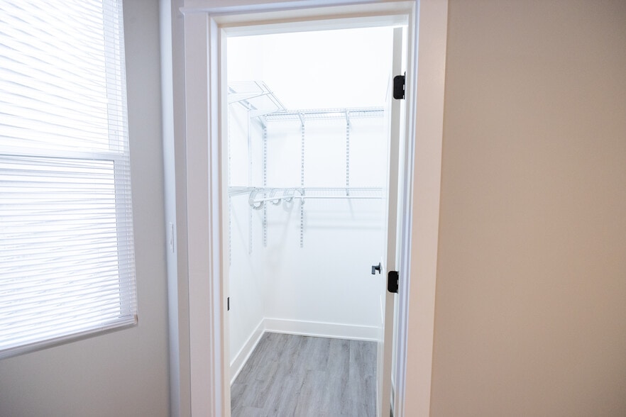 Building Photo - 2175 N Maplewood Ave