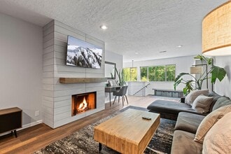 Building Photo - Charming Park City Condo!