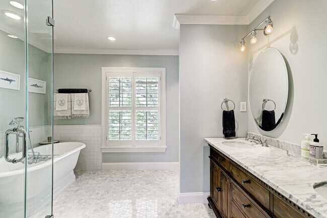 Building Photo - 2829 Sunset Blvd