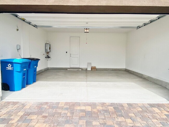 Building Photo - STUNNING LIKE NEW SINGLE-FAMILY HOME 3 BEDROOM / 2.5 BATHROOMS, WITH 2 CAR GARAGE!!